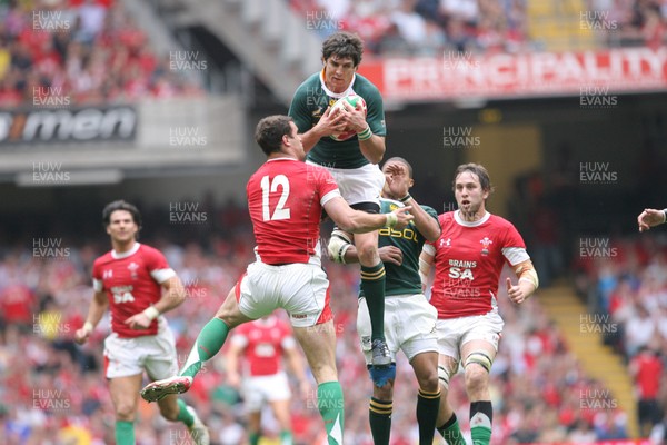 05.06.10 Wales v South Africa... Wales' Jamie Roberts is beaten to the ball by South Africa's Jacque Fourie. 