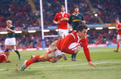 6-11-04. Wales v South Africa. Autumn International.  Wales' Gavin Henson dives over to score his second try.  