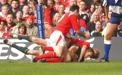 06.11.04 - Wales v South Africa South Africa's Jaco Van Der Westhuyzen scores the opening try of the game despite the efforts of  Stephen Jones and Dwayne Peel  