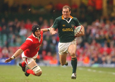 06.11.04 - Wales v South Africa South Africa's Jaco Van Der Westhuyzen evades a Luke Charteris tackle  