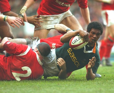 06.11.04 Wales v S.Africa,Cardiff  Ashwin Willemse is tackled by Steve Jones  Huw Evans,Cardiff