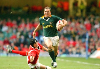 06.11.04 - Wales v South Africa South Africa's Jaco Van Der Westhuyzen evades a Luke Charteris tackle  