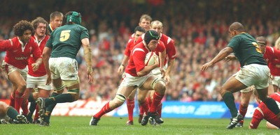 06.11.04 Wales v S.Africa,Cardiff  Wales Michael Owen finds a gap in the defence.  Huw Evans,Cardiff