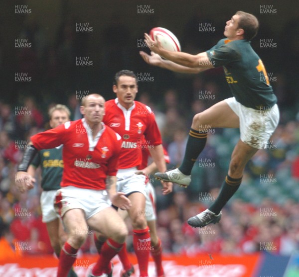 6-11-04. Wales v South Africa. Autumn International.  Springboks' Jaco Van Der Westhuyzen claims ball above Gareth Thomas.  