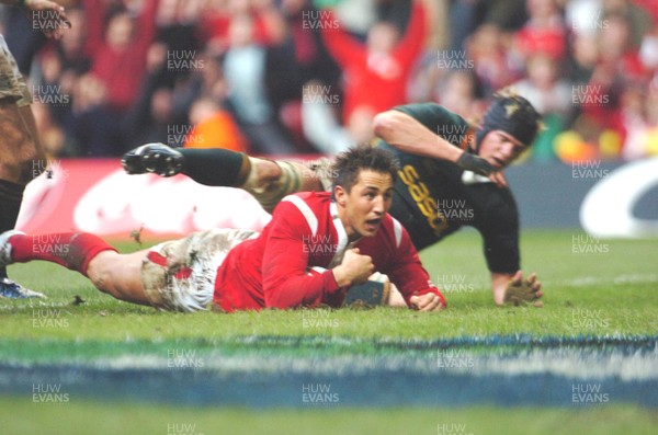 6-11-04. Wales v South Africa. Autumn International.  Wales' Gavin Henson dives over to score try.  