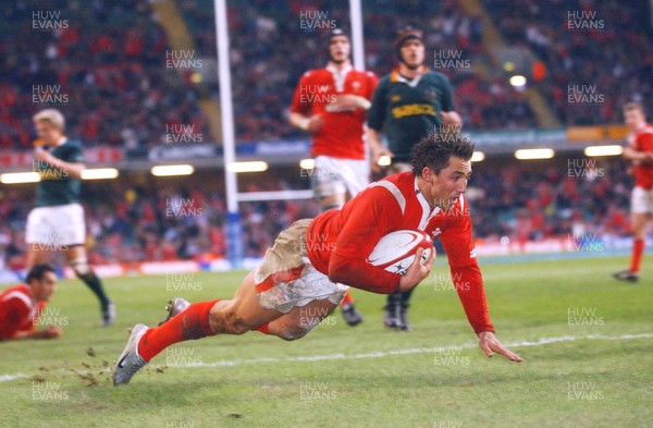6-11-04. Wales v South Africa. Autumn International.  Wales' Gavin Henson dives over to score his second try.  