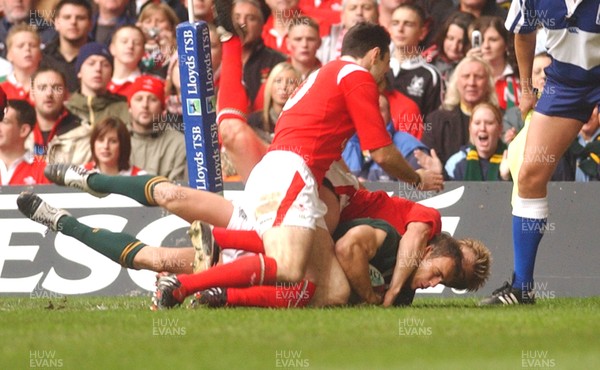 06.11.04 - Wales v South Africa South Africa's Jaco Van Der Westhuyzen scores the opening try of the game despite the efforts of  Stephen Jones and Dwayne Peel  