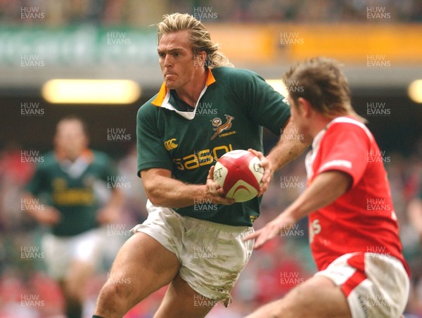 06.11.04 - Wales v South Africa South Africa's Percy Montgomery breaks through to set up his sides second try  
