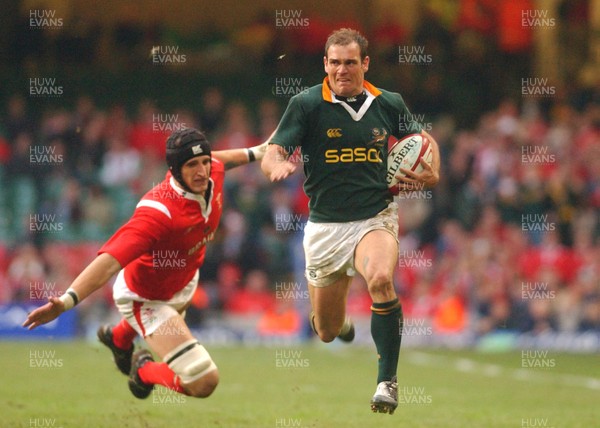 06.11.04 - Wales v South Africa South Africa's Jaco Van Der Westhuyzen evades a Luke Charteris tackle  