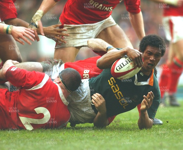 06.11.04 Wales v S.Africa,Cardiff  Ashwin Willemse is tackled by Steve Jones  Huw Evans,Cardiff