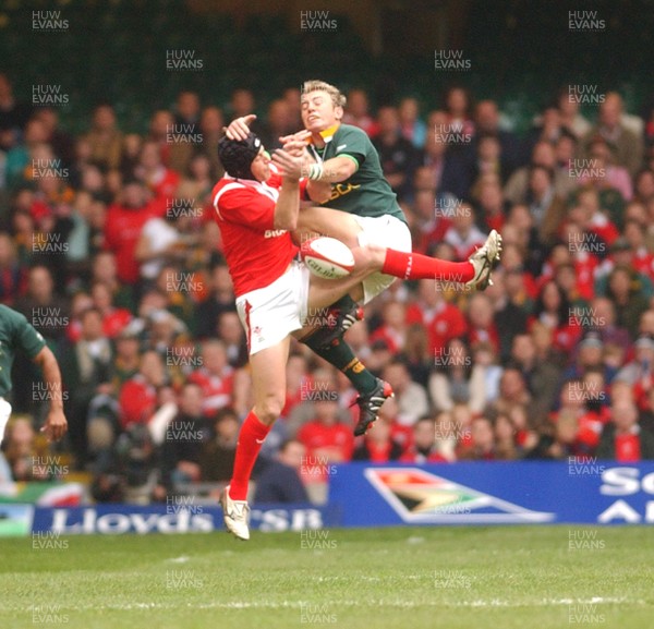 06.11.04 - Wales v South Africa Wales' Hal Luscombe and Marius Joubert compete   