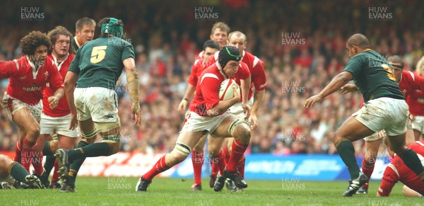 06.11.04 Wales v S.Africa,Cardiff  Wales Michael Owen finds a gap in the defence.  Huw Evans,Cardiff