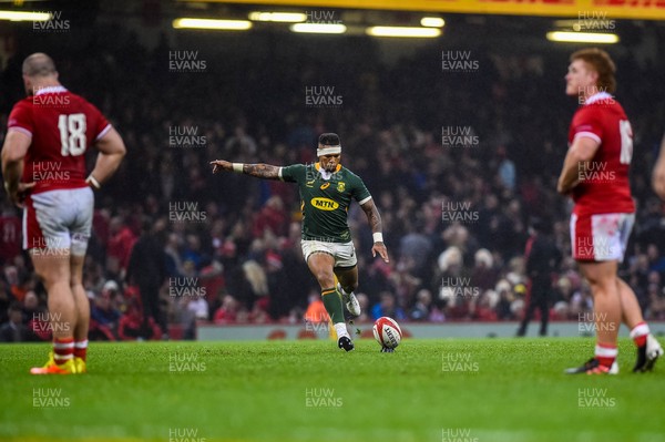 061121 - Wales v South Africa - Autumn Nations Series - Elton Jantjies of South Africa kicks the final ball of the game to secure South Africa�s victory 