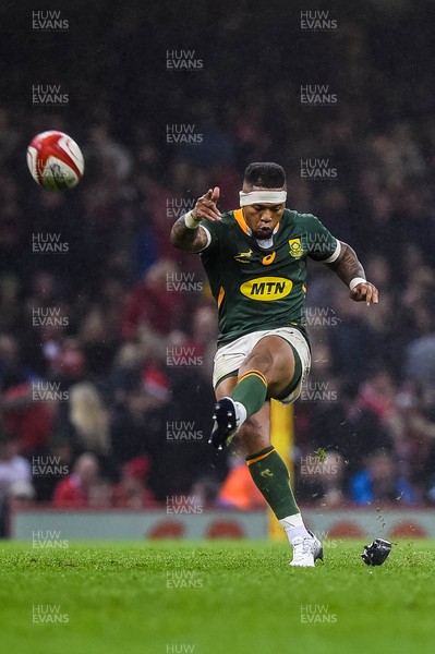 061121 - Wales v South Africa - Autumn Nations Series - Elton Jantjies of South Africa kicks the final ball of the game to secure South Africa�s victory 