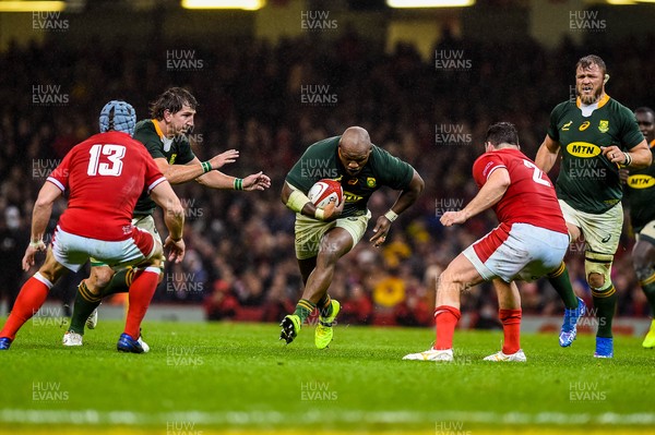 061121 - Wales v South Africa - Autumn Nations Series - Bongi Mbonambi of South Africa makes a run with the ball