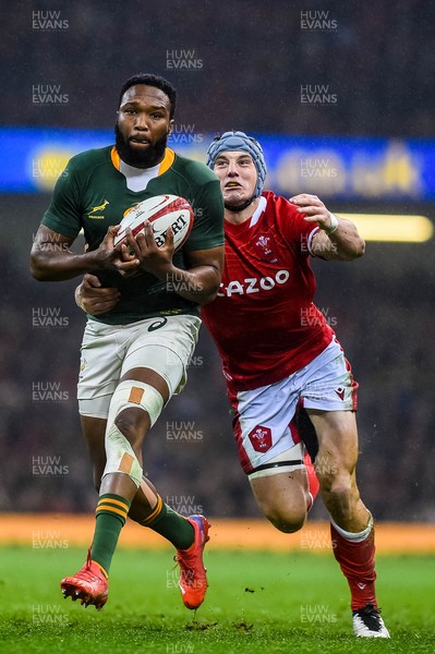 061121 - Wales v South Africa - Autumn Nations Series - Lukhanyo Am of South Africa gets past Jonathan Davies of Wales 