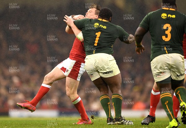 061121 - Wales v South Africa Springboks - Autumn Nations Cup - Nick Tompkins of Wales is tackled by Ox Nche of South Africa