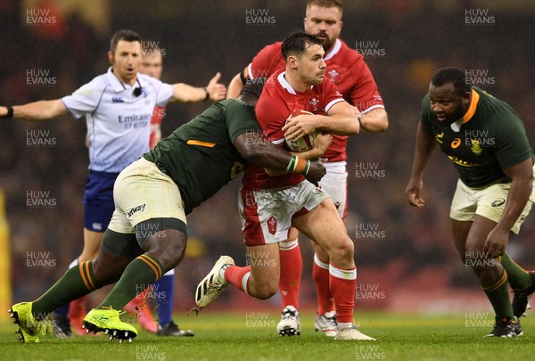 061121 - Wales v South Africa Springboks - Autumn Nations Cup - Tomos Williams of Wales tackled by Trevor Nyakane of South Africa