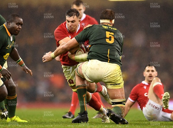 061121 - Wales v South Africa Springboks - Autumn Nations Cup - Taine Basham of Wales is tackled by Lood de Jager of South Africa