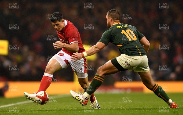 061121 - Wales v South Africa Springboks - Autumn Nations Cup - Louis Rees-Zammit of Wales chips past Handre Pollard of South Africa