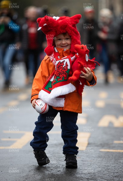 061121 - Wales v South Africa - Autumn Nations Series - Fans outside the stadium before the game