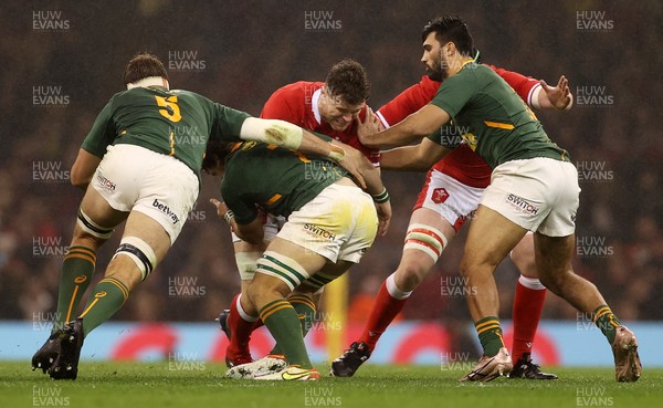 061121 - Wales v South Africa - Autumn Nations Series - Will Rowlands of Wales is tackled by Kwagga Smith of South Africa