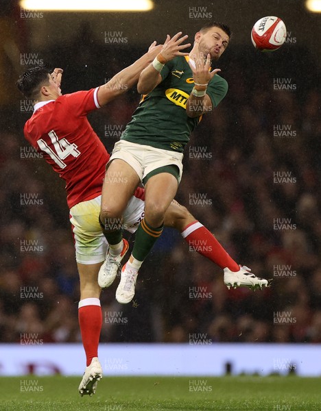 061121 - Wales v South Africa - Autumn Nations Series - Louis Rees-Zammit of Wales and Handre Pollard of South Africa go up for the ball