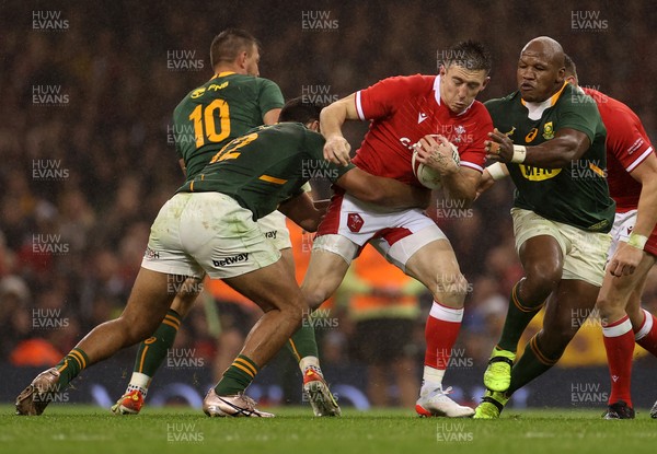 061121 - Wales v South Africa - Autumn Nations Series - Josh Adams of Wales is tackled by Damian de Allende and Bongi Mbonambi of South Africa