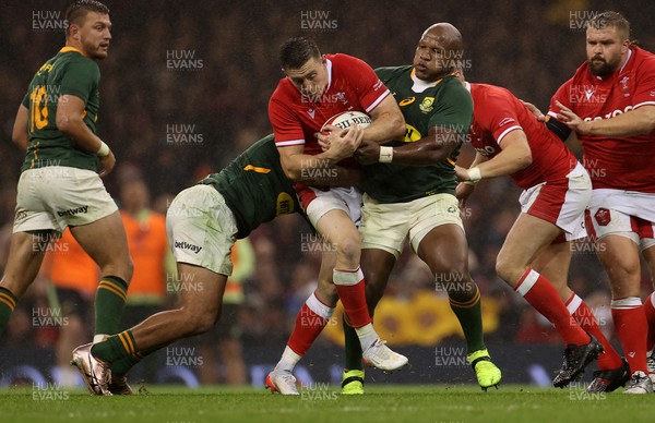 061121 - Wales v South Africa - Autumn Nations Series - Josh Adams of Wales is tackled by Damian de Allende and Bongi Mbonambi of South Africa