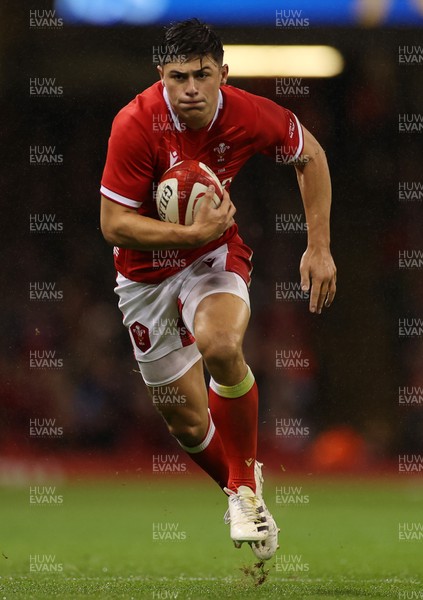 061121 - Wales v South Africa - Autumn Nations Series - Louis Rees-Zammit of Wales makes a break