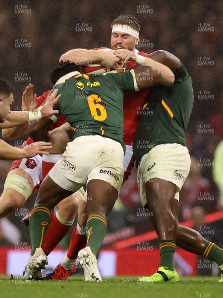 061121 - Wales v South Africa - Autumn Nations Series - Aaron Wainwright of Wales is tackled by Siya Kolisi and Ox Nche of South Africa
