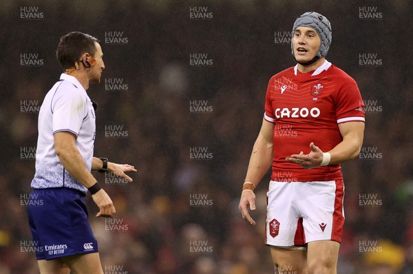 061121 - Wales v South Africa - Autumn Nations Series - Jonathan Davies of Wales talks to referee Paul Williams