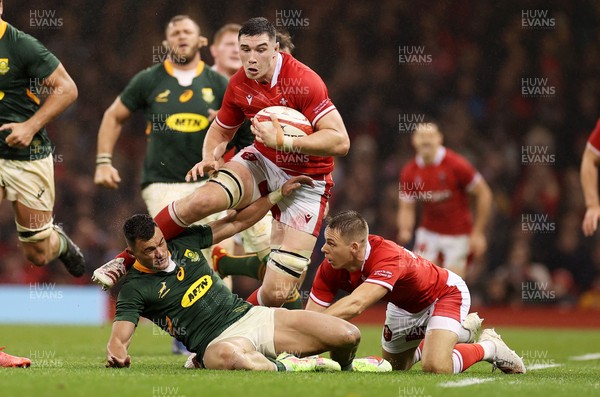 061121 - Wales v South Africa - Autumn Nations Series - Seb Davies of Wales sets over Jesse Kriel of South Africa