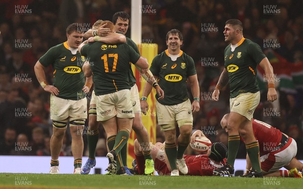 061121 - Wales v South Africa - Autumn Nations Series - Steven Kitshoff of South Africa celebrates with team mates as he wins a penalty to end the game