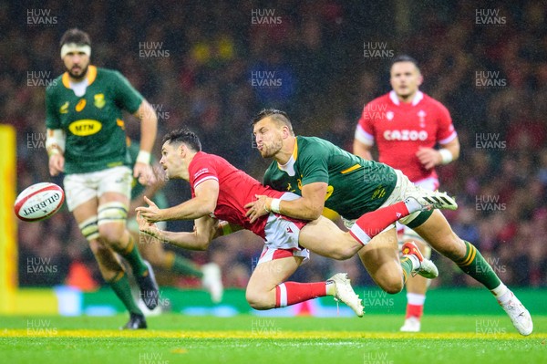 061121 - Wales v South Africa - Autumn Nations Series - Tomos Williams of Wales is tackled by Handre Pollard of South Africa