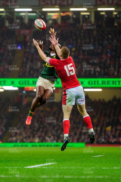 061121 - Wales v South Africa - Autumn Nations Series - Makazole Mapimpi of South Africa and Johnny McNicholl of Wales compete for the ball