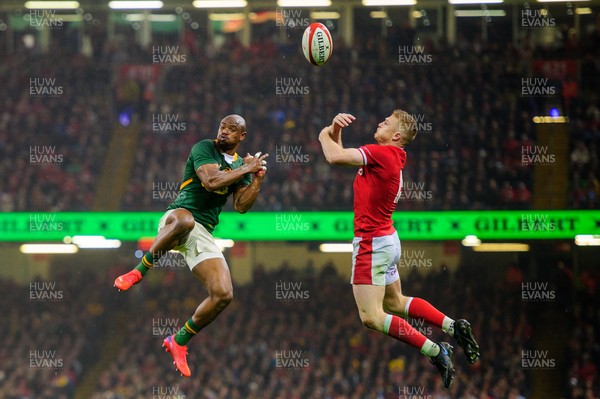 061121 - Wales v South Africa - Autumn Nations Series - Makazole Mapimpi of South Africa and Johnny McNicholl of Wales compete for the ball