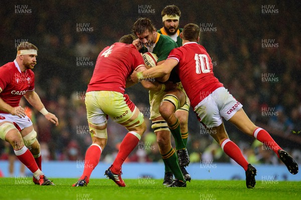 061121 - Wales v South Africa - Autumn Nations Series - Eben Etzebeth of South Africa is tackled by Will Rowlands of Wales and Dan Biggar of Wales