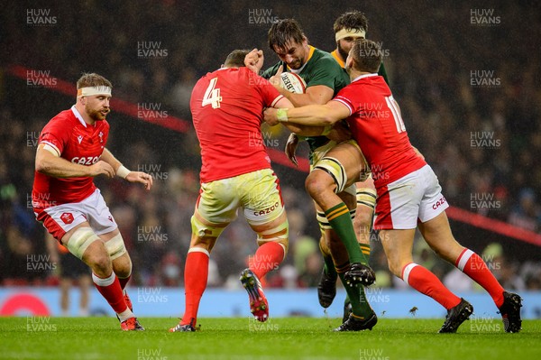 061121 - Wales v South Africa - Autumn Nations Series - Eben Etzebeth of South Africa is tackled by Will Rowlands of Wales and Dan Biggar of Wales