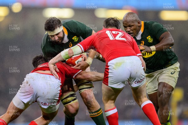 061121 - Wales v South Africa - Autumn Nations Series - Lood de Jager of South Africa is tackled by Ryan Elias of Wales and Nick Tompkins of Wales 
