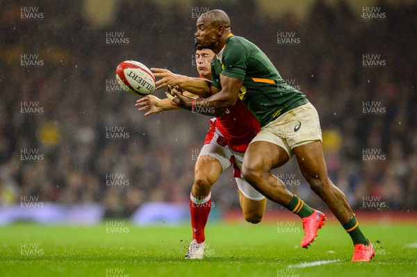 061121 - Wales v South Africa - Autumn Nations Series - Louis Rees-Zammit of Wales and Makazole Mapimpi of South Africa compete for the ball