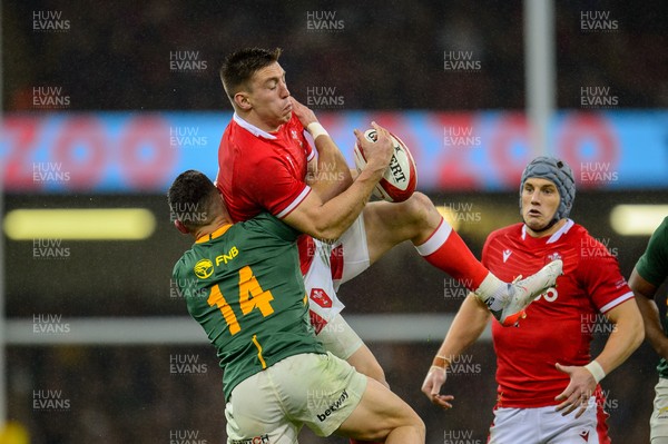 061121 - Wales v South Africa - Autumn Nations Series - Josh Adams of Wales and Jesse Kriel of South Africa compete for the ball