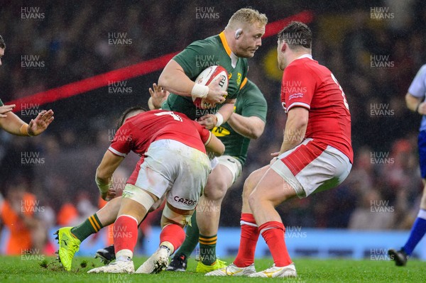 061121 - Wales v South Africa - Autumn Nations Series - Steven Kitshoff of South Africa is tackled by Taine Basham of Wales