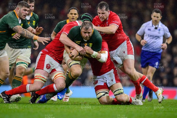 061121 - Wales v South Africa - Autumn Nations Series - Duane Vermeulen of South Africa is tackled by Adam Beard of Wales and Ryan Elias of Wales