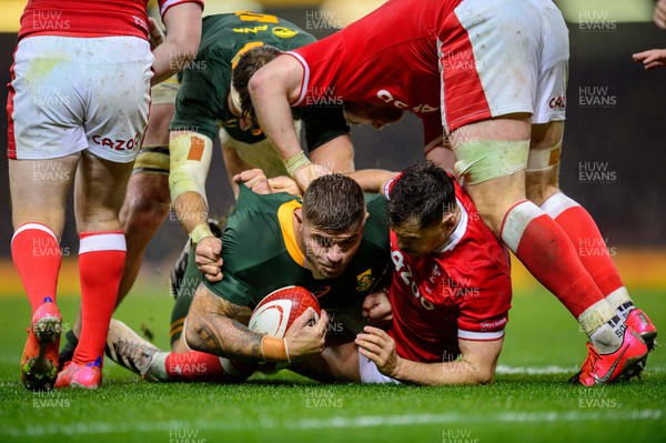 061121 - Wales v South Africa - Autumn Nations Series - Malcolm Marx of South Africa is tackled by Tomos Williams of Wales