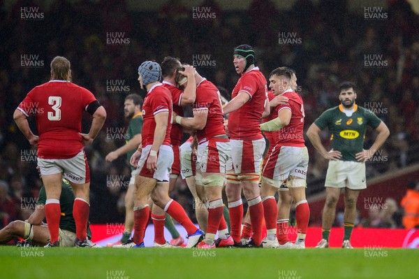 061121 - Wales v South Africa - Autumn Nations Series - Taine Basham of Wales and Aaron Wainwright of Wales are congratulated by team mates after a turnover
