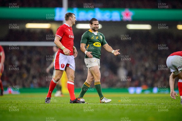 061121 - Wales v South Africa - Autumn Nations Series - Dan Biggar of Wales and Cobus Reinach of South Africa share a joke