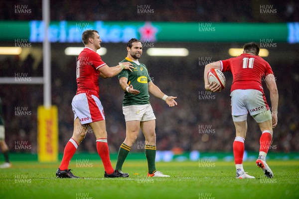 061121 - Wales v South Africa - Autumn Nations Series - Dan Biggar of Wales and Cobus Reinach of South Africa share a joke