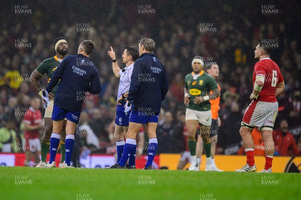 061121 - Wales v South Africa - Autumn Nations Series - referee Paul Williams watches the TMO