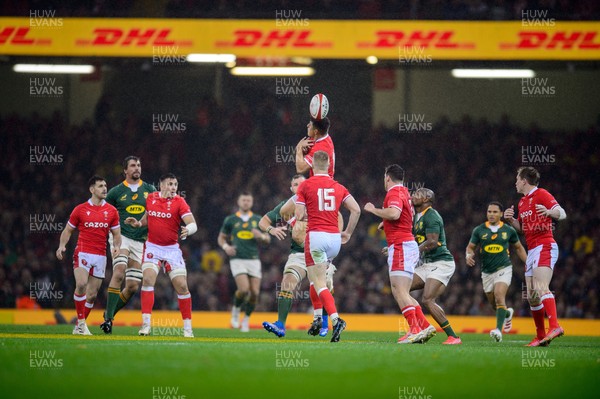 061121 - Wales v South Africa - Autumn Nations Series - Louis Rees-Zammit of Wales spills a high ball
